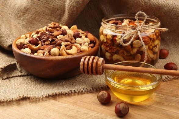 العسل والمكسرات